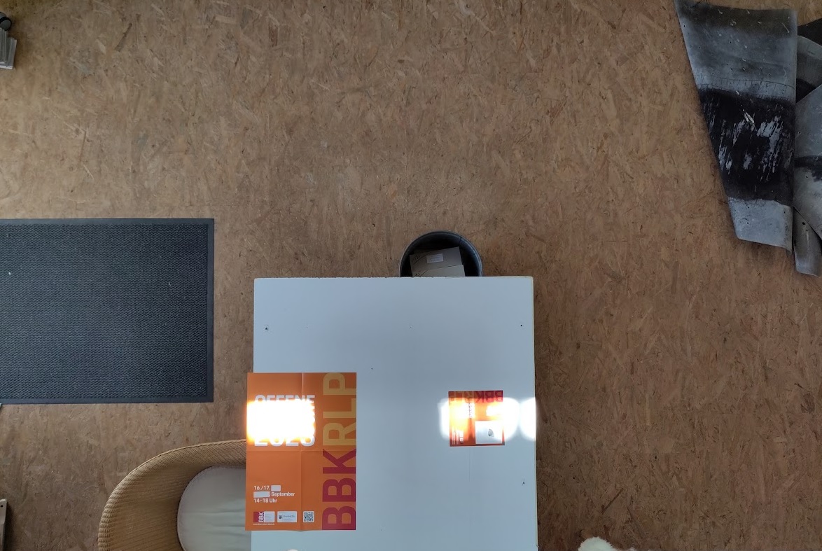 Fussboden und Tisch von oben gesehen